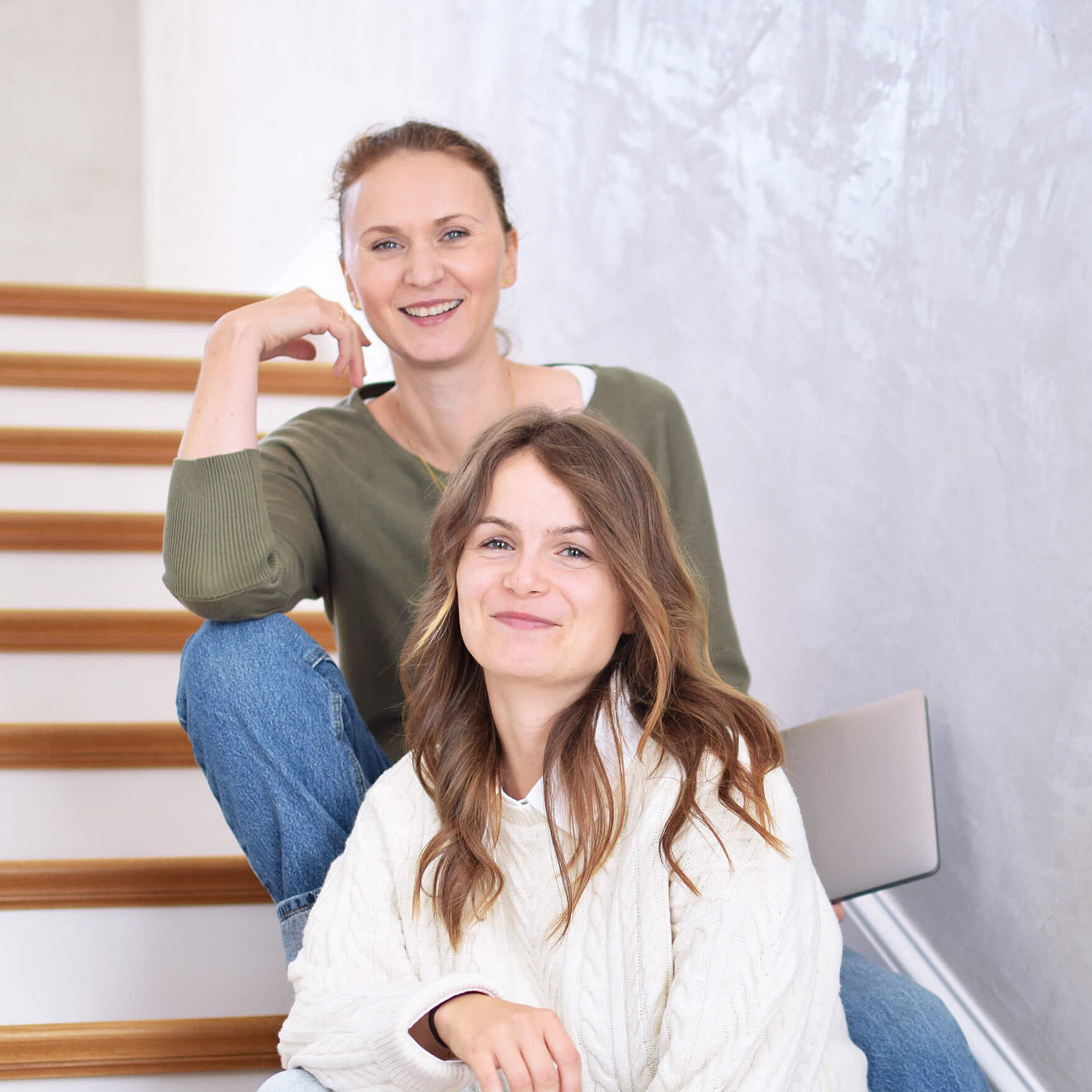 people-and-culture-team-sitzt-im-treppenhaus